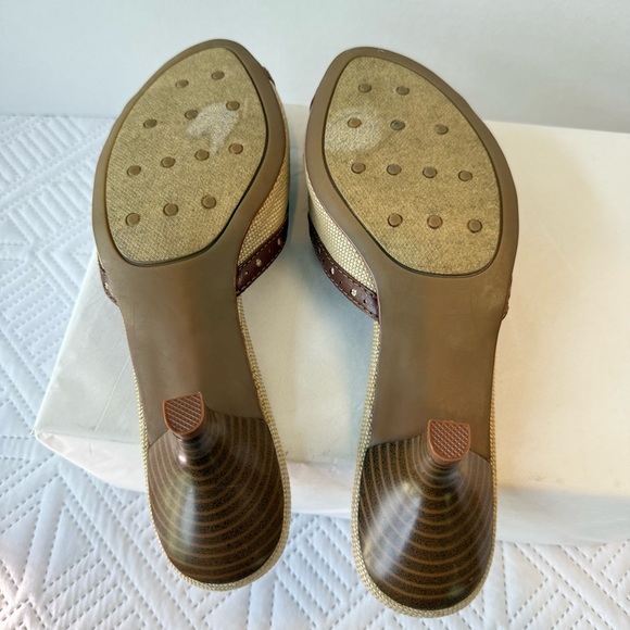 Isaac Mizrahi Brown and Tan Bow Kitten Heel Sandals Size 9 - Picture 9 of 11